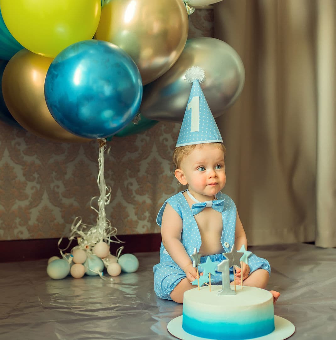 Delightful baby cake smash moment